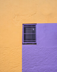Pared con dos colores y una ventana