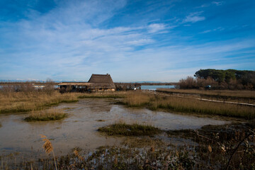 Fototapeta na wymiar Un dei tipici Casoni di Caorle, tradizionali capanne di canna palustre utilizzate come rifugio dai pescatori