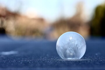 Gefrorene Eis Seifenblase mit Eisblumen und Eiskristallen bei Frost und Kälte im Winter,...