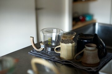飲み終えたコーヒーカップと器具を洗って乾かしているところ