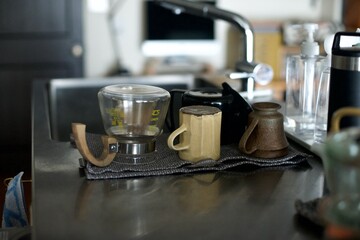 飲み終えたコーヒーカップと器具を洗って乾かしているところ