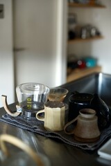 飲み終えたコーヒーカップと器具を洗って乾かしているところ