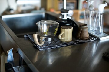 飲み終えたコーヒーカップと器具を洗って乾かしているところ