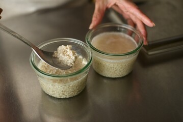 ガラス容器で塩麹を作っているところ