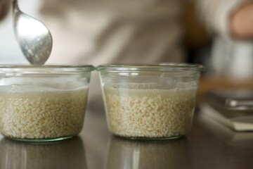 ガラス容器で塩麹を作っているところ