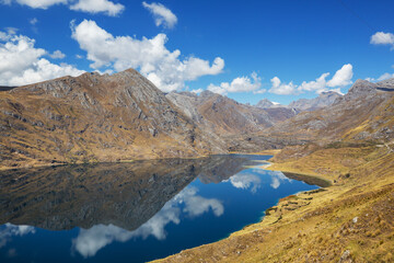 Naklejka na ściany i meble Lake in Cordillera