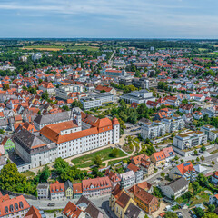 Die Stadt Günzburg an der Donau im Luftbild, Ausblick über das markante Schloss nach Südosten