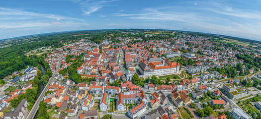 Die Stadt Günzburg an der Donau im Luftbild, Ausblick über das markante Schloss zur Innenstadt