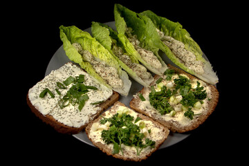 Paderborner Mischbrot mit gesalzener Butter, Quark, Lauchzwiiebeln und Petersilie, gwürzt mit...