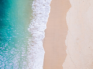 Fototapeta na wymiar Vista Cenital de playa Mawun con color celeste y arena blanca en Kuta Lombok, Indonesia