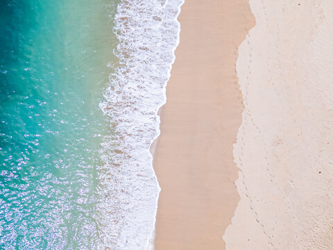 Vista Cenital de playa Mawun con color celeste y arena blanca en Kuta Lombok, Indonesia