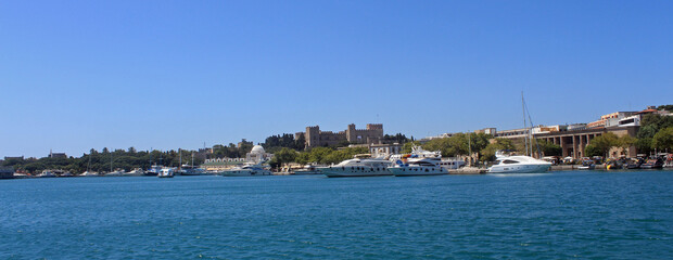 Fototapeta na wymiar Grèce, tourisme sur l'île de Rhodes, le port 