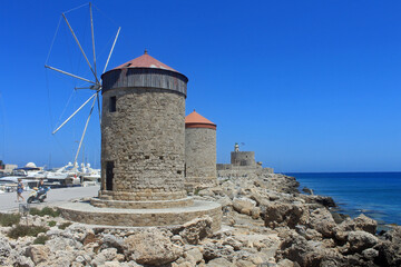 Fototapeta na wymiar Grèce, tourisme sur l'île de Rhodes, le port et les moulins