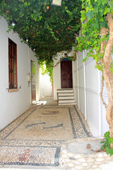Fototapeta na wymiar Grèce, tourisme sur l'île de Rhodes, ruelle de la ville de Lindos
