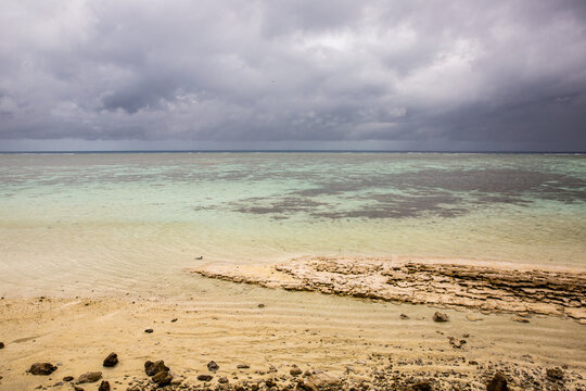 looking from Heron Island over the reef towards building storm clouds