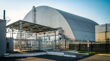 Fototapeta na wymiar nuclear power plant with a new dome in Chernobyl