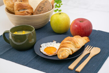 朝食のスープと目玉焼きとクロワッサン
