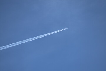 avion dans le ciel