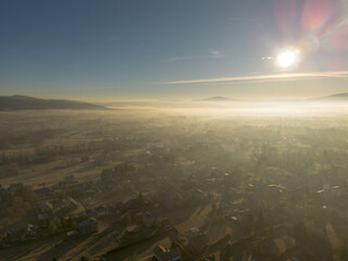 Panorama z górami w tle w słoneczny mglisty dzien