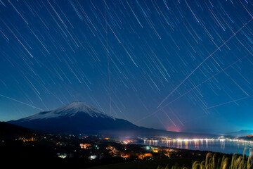 富士山と星空の光跡