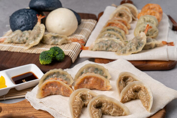 Dumpling, steamed dumpling, meat dumpling, kimchi dumpling, shrimp dumpling, shrimp, meat, kimchi, galbi, steamed bread, black rice, milk, snack