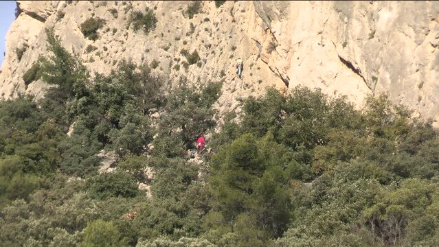 personnes faisant de l'escalade sur une paroi des dentelles de Montmirail 