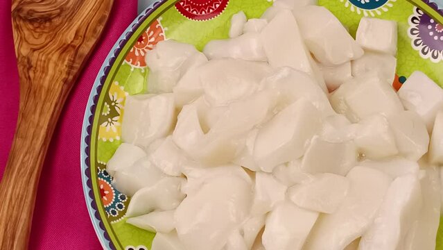 morceaux de calamars crus, en gros plan, dans une assiette
