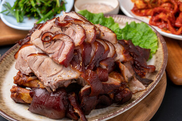 Korean food, bossam, boiled pork, pig feet, steamed pork feet, side dishes, lettuce, garlic bossam, perilla leaves, chives, kimchi