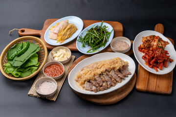Korean food, bossam, boiled pork, pig feet, steamed pork feet, side dishes, lettuce, garlic bossam, perilla leaves, chives, kimchi