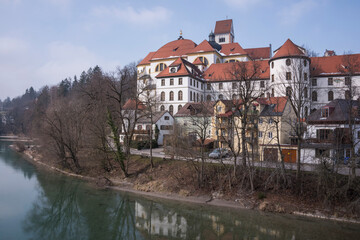 Fototapeta na wymiar Río Lech y Monasterio Benedictino de St. Mang en Füssen, Alemania