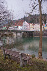 Paseo junto al río Lech en Füssen, Alemania