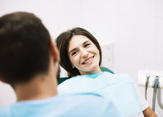 Obraz premium Middle-aged woman at a dentist's appointment in a modern office