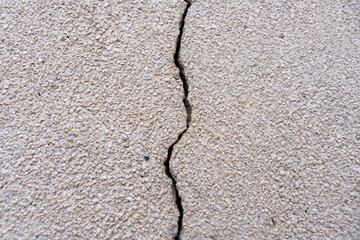 Obraz premium common problem in the walls of many buildings, huge big crack between walls, close of view of a crack, wall crack.