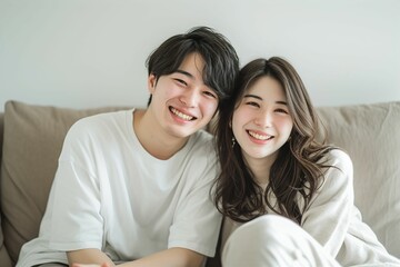 自宅のソファで談笑する日本人カップル・夫婦・兄弟（友達・恋人・自宅デート）