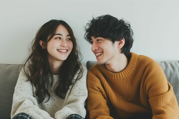 自宅のソファで談笑する日本人カップル・夫婦・兄弟（友達・恋人・自宅デート）