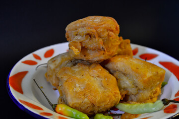 Tofu filled with vegetables, fried food that is often found on the side of the road. Tofu filled with vegetables is eaten with chili.