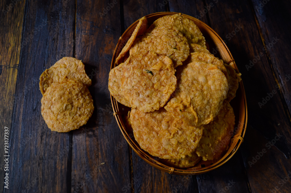 Wall mural Tempeh chips are a food made from tempeh which is thinly sliced and then fried using seasoned flour. Usually the taste is salty with a savory onion aroma.