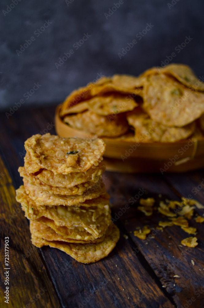 Poster Tempeh chips are a food made from tempeh which is thinly sliced and then fried using seasoned flour. Usually the taste is salty with a savory onion aroma.