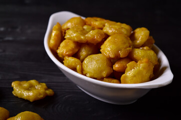 Sweet emping is a type of snack or snack made from melinjo or belinjo seeds. Sweet Emping has a slightly bitter and sweet taste due to the addition of sugar caramel.