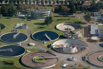 vue aérienne d'une usine de traitement des eaux au Mureaux dans les Yvelines en France - 723196935