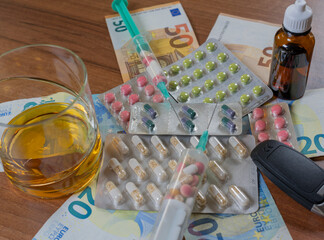 Tabletten, Alkohol, Geld und Autoschlüssel. Drogen während der Autofahrt verboten - obrazy, fototapety, plakaty