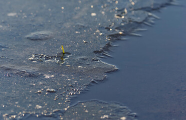 Roztapiający się lód na rzece, nadchodząca wiosna. - obrazy, fototapety, plakaty