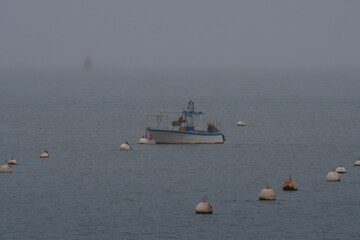 Un bateau amarré dans la brume