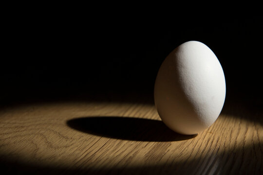 Huevo blanco encima de la mesa