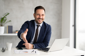 Obraz premium Portrait of businessman offering his hand handshake