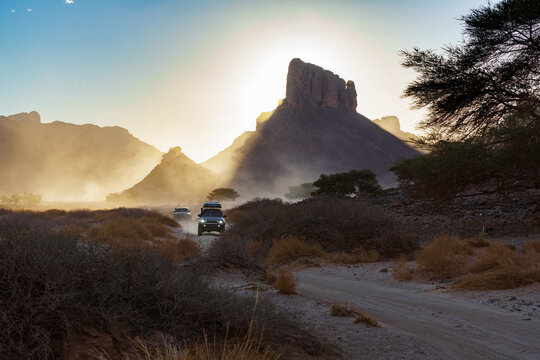 Sunset drive through Guelta Essendilene dusty landscape
