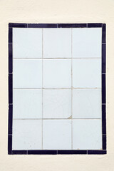 cartel publicitario vacio de azulejo blanco baldosa en una fachada exterior sevilla 4M0A6867-as24
