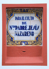 sevilla buzón para limosnas para jesús nazareno  imagen de azulejo en la fachada de una  iglesia semana santa 4M0A6881-as24