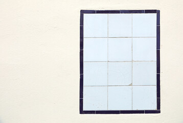 cartel publicitario vacio de azulejo blanco baldosa en una fachada exterior sevilla 4M0A6868-as24