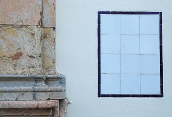 cartel publicitario vacio de azulejo blanco baldosa en una fachada exterior sevilla 4M0A6880-as24